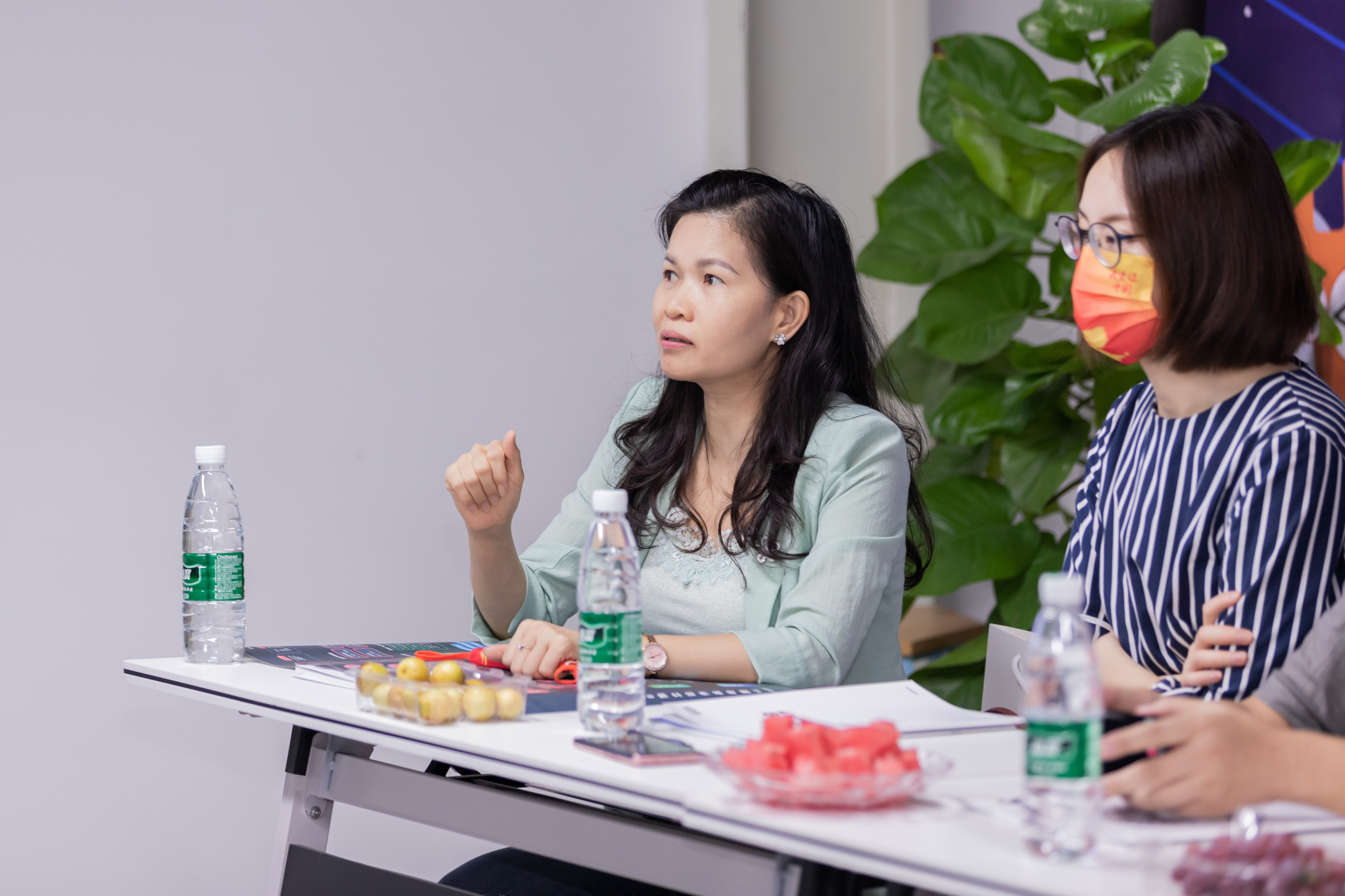 交流会议参与者（两人）